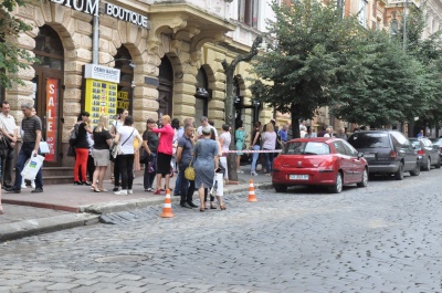 У Чернівцях у підозрілому пакеті під ОДА не знайшли вибухівки - фото