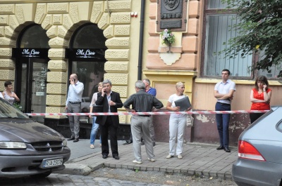 У Чернівцях у підозрілому пакеті під ОДА не знайшли вибухівки - фото