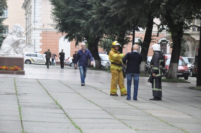 У Чернівцях у підозрілому пакеті під ОДА не знайшли вибухівки - фото