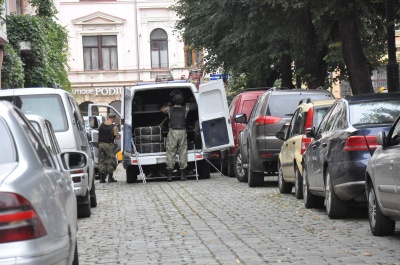 У Чернівцях у підозрілому пакеті під ОДА не знайшли вибухівки - фото