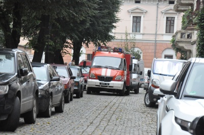 У Чернівцях у підозрілому пакеті під ОДА не знайшли вибухівки - фото