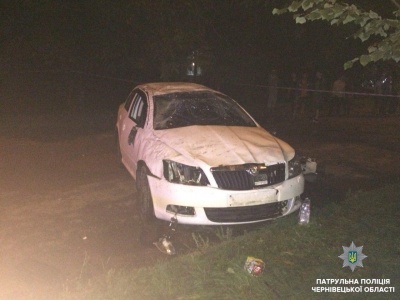 Водій був п’яний: у поліції розповіли, як автівка у Чернівцях врізалась у дерево