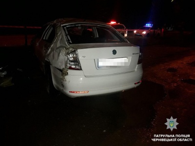 Водій був п’яний: у поліції розповіли, як автівка у Чернівцях врізалась у дерево