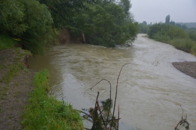 Наслідки негоди: на Буковині вода зруйнувала автомобільний міст