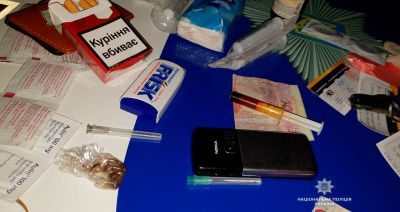 У центрі Чернівців поліція затримала чоловіка, який на вулиці вживав наркотики