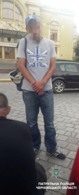 Хотів утекти дворами: у центрі Чернівців поліція затримала чоловіка з наркотиками - фото