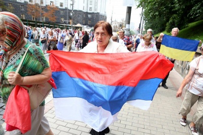 Учасниця хресної ходи УПЦ МП в центрі Києва розгорнула прапор Росії - фото