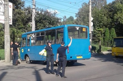 У Чернівцях несправна маршрутка перекрила вулицю Руську, утворивши значний затор