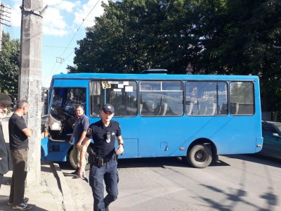 У Чернівцях несправна маршрутка перекрила вулицю Руську, утворивши значний затор