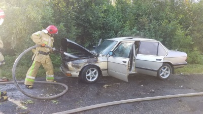 Помітив дим з-під капота: на Буковині під час руху загорівся «БМВ»