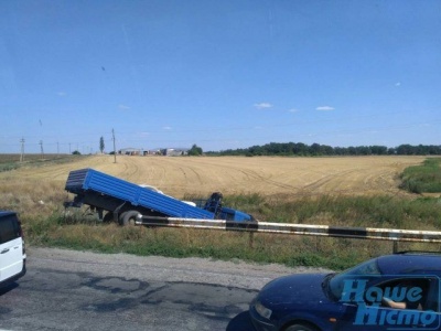 На Запоріжжі некерований КамАЗ протаранив маршрутку з відпочивальниками: загинули четверо дітей - фото