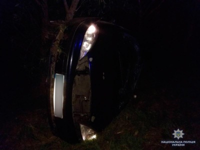 Вночі на Буковині перекинувся легковик: жінка-водій загинула на місці