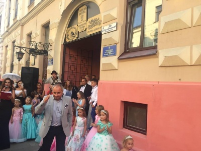 Кіно-карнавал у Чернівцях: червоною доріжкою пройшлися відомі українські актори - фото