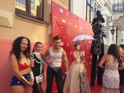 Кіно-карнавал у Чернівцях: червоною доріжкою пройшлися відомі українські актори - фото