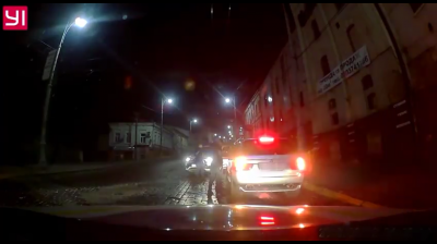 Поліція у нічній погоні в центрі Чернівців затримала п’яного агресивного водія BMW - відео