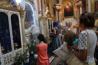 Медовий спас: у церквах Чернівців освятили воду, квіти і мак - фото