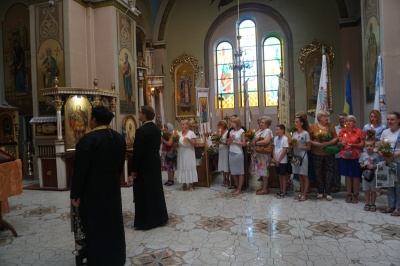 Медовий спас: у церквах Чернівців освятили воду, квіти і мак - фото