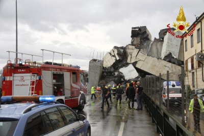 На півночі Італії обвалився автомобільний міст: щонайменше 20 людей загинули під уламками - відео, фото