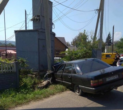 ДТП у Садгорі: водій збив електроопору і втік з місця аварії