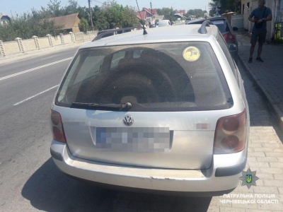 Бита, ніж і пістолет: на Буковині патрульні виявили водія з арсеналом зброї в авто