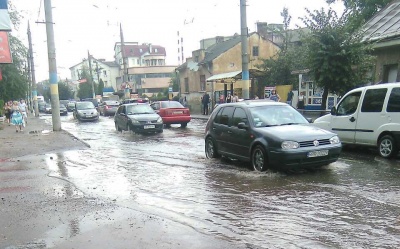 Раптова злива у Чернівцях затопила вулицю Головну - фото