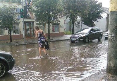 Раптова злива у Чернівцях затопила вулицю Головну - фото