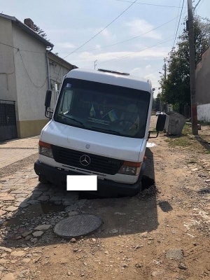 У центрі Чернівців мікроавтобус провалився у яму - фото