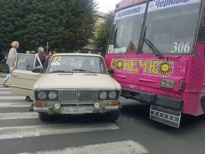 У Чернівцях тролейбус зіткнувся з легковиком: на Героїв Майдану утворився затор - фото