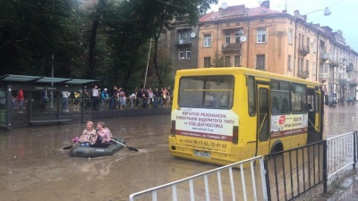 У Львові вулиці міста накрила масштабна повінь: люди пересуваються човнами - фото