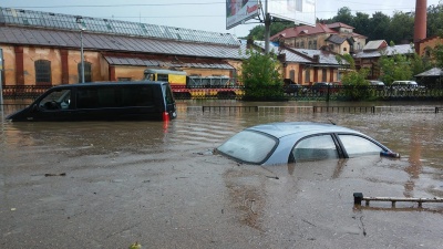 У Львові вулиці міста накрила масштабна повінь: люди пересуваються човнами - фото