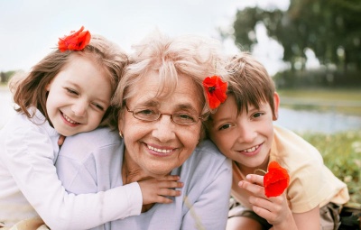Як надмірна опіка бабусь може нашкодити внукам: пояснення психологів