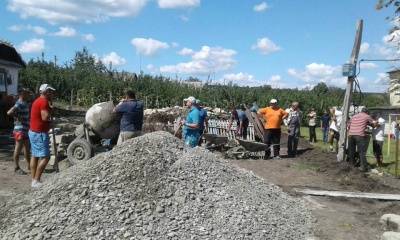 Жителі двох сіл на Буковині спільно робили паркан біля навчальних закладів