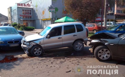 Намагалась звернути ліворуч: у поліції розповіли деталі потрійного ДТП у Чернівцях