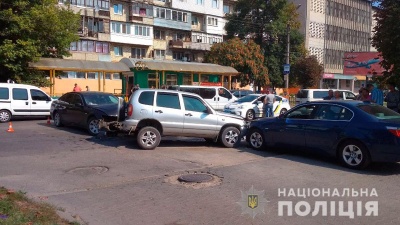 Намагалась звернути ліворуч: у поліції розповіли деталі потрійного ДТП у Чернівцях