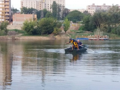 Пішов купатись і зник під водою: у Чернівцях в озері втопився чоловік