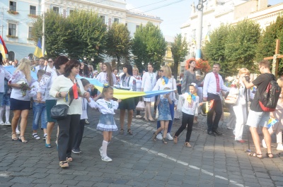 День Прапора: центром Чернівців пройшлась хода із 25-метровими стягами - фото