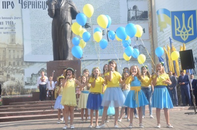 День Прапора: центром Чернівців пройшлась хода із 25-метровими стягами - фото