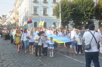 День Прапора: центром Чернівців пройшлась хода із 25-метровими стягами - фото