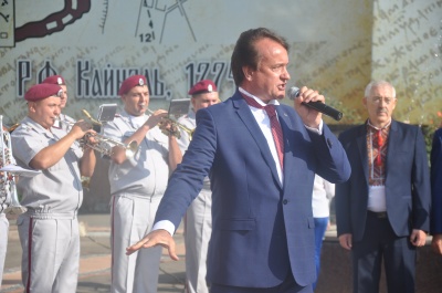 День Прапора: центром Чернівців пройшлась хода із 25-метровими стягами - фото
