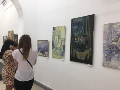 У Чернівцях у «Вернісажі» до Дня Незалежності відкрили виставку живопису та графіки