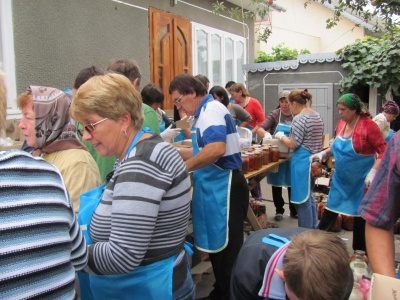Волонтери з Буковини відправили на передову цілу автівку смачних страв - фото