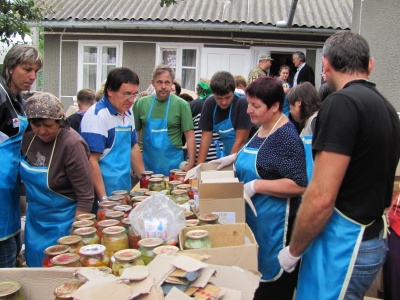 Волонтери з Буковини відправили на передову цілу автівку смачних страв - фото