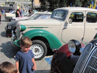 Старий патефон та єдина в Україні “Леді”: у Чернівцях відбувся парад ретро-автомобілів — фото