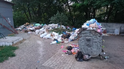 У Чернівцях район Калічанка відзначив День Незалежності з великими купами сміття - фото