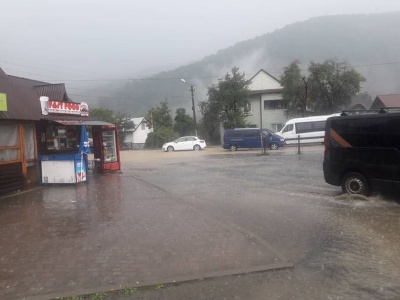 У Карпатах сильна злива з градом затопила місто Яремче