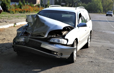 На Буковині легковик на «євробляхах» врізався в автобус, який пригальмував - фото