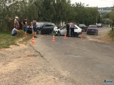 На Буковині біля залізничного переїзду зіткнулися три автівки - фото