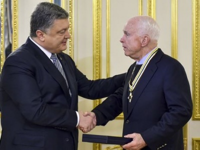 Був на Майдані і навідався до військових: як Джон Маккейн допомагав Україні