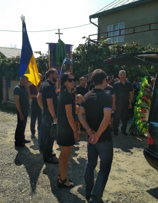 У Чернівцях сьогодні поховали волонтера Віктора Борсука - фото