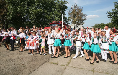 В селі на Буковині встановили рекорд з наймасовішого виконання народного танцю - відео